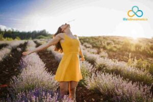 mujer en el campo gratitud actitud que cambia tu vida